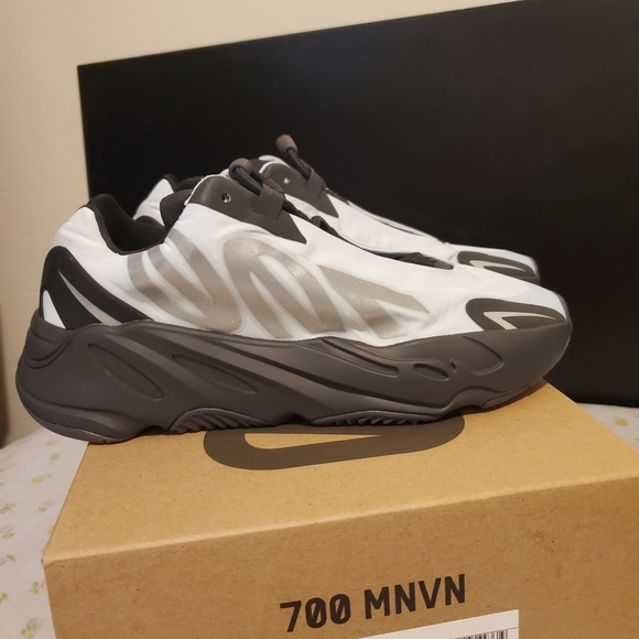 700 MNVN ADIDAS YEEZY BOOST US 7.5/UK 7 - Picture 5 of 10